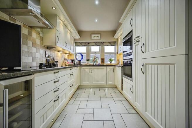 6 bed Detached for sale Image 4
