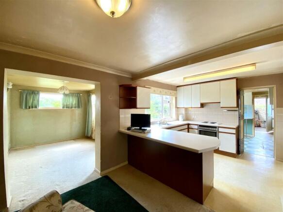 KITCHEN/DINING ROOM