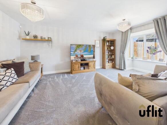 5 bed Detached for sale Image 2
