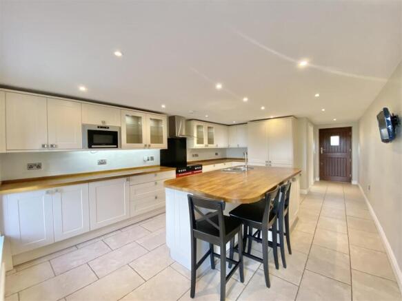 4 bed Detached for sale Image 5