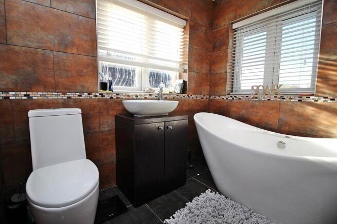 Family bathroom 1.JP
