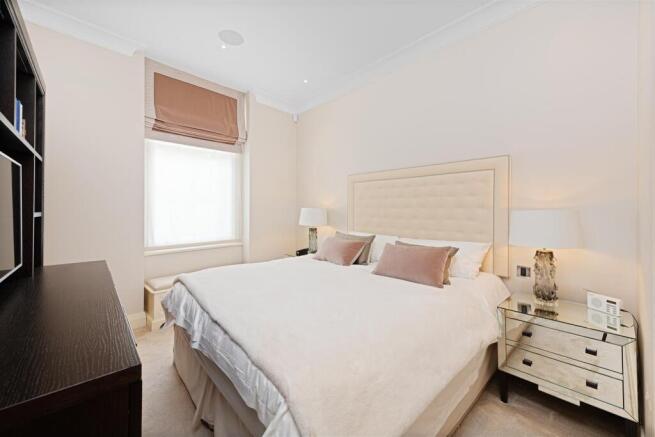 Flat 1, 22 Buckingham Gate Hi-9.jpg