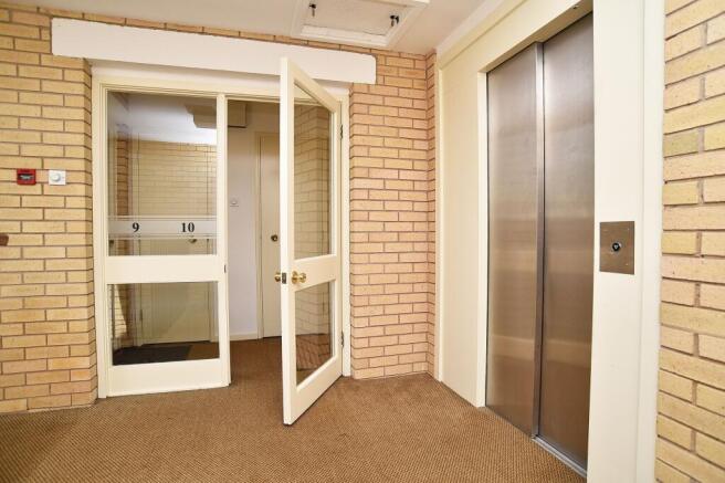 3 bed Flat for sale Image 7