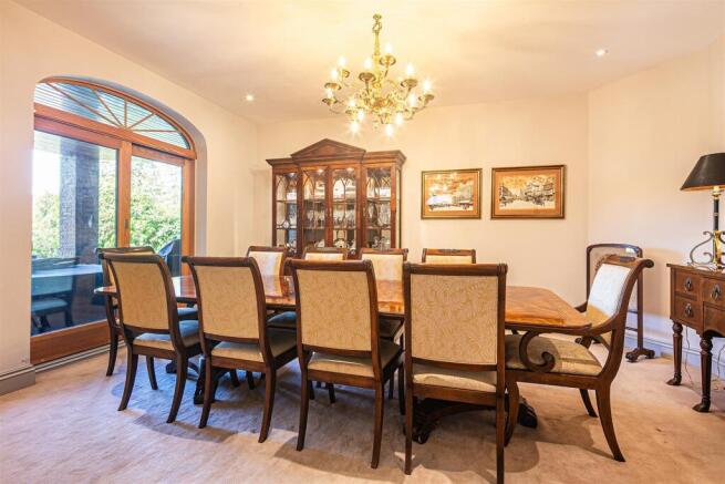 5 bed Detached for sale Image 10