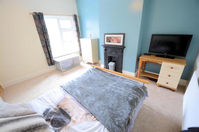 Bedroom 2 (middle)