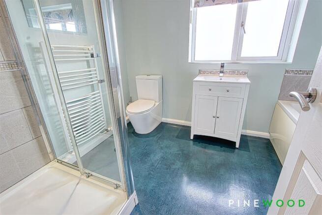 ENSUITE BATHROOM