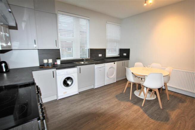 6 bed House to rent Image 6