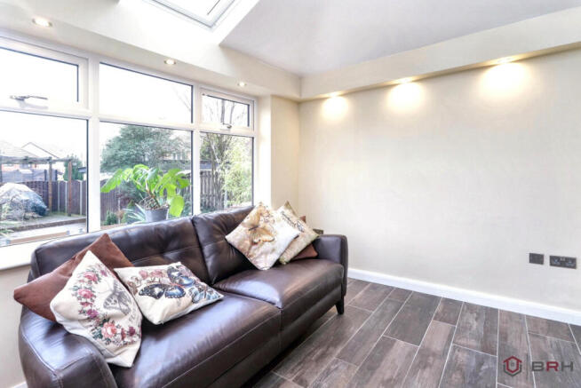 5 bed Detached for sale Image 12