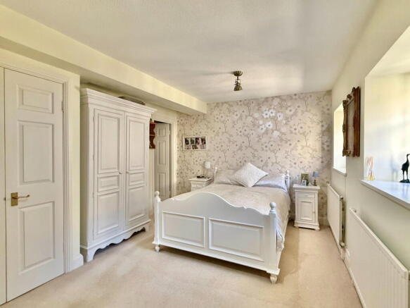 3 bed Apartment for sale Image 5