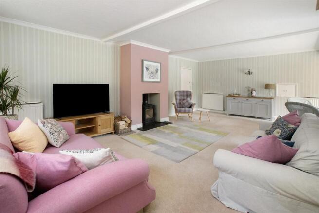 Sitting/dining room