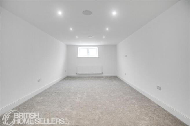 4 bed Detached for sale Image 8