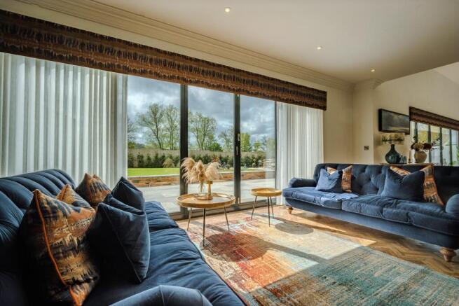 6 bed Detached for sale Image 7