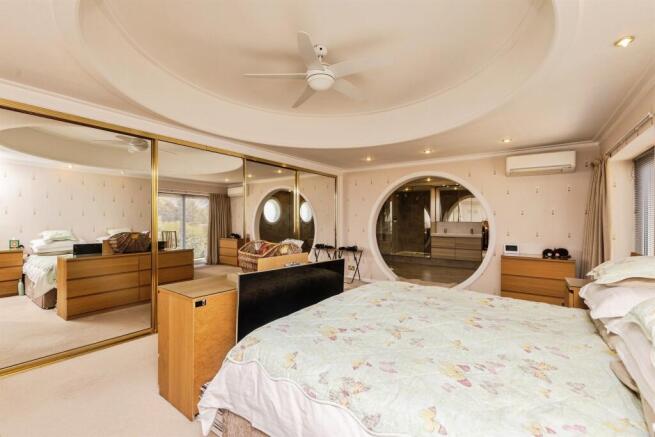 4 bed Detached for sale Image 6