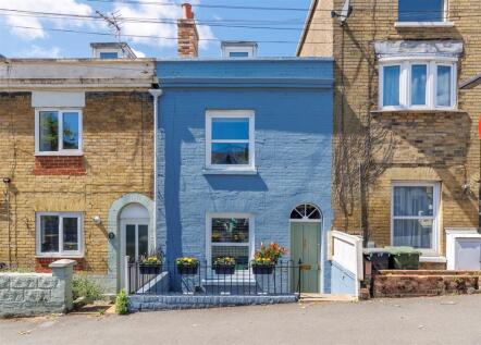 TERRACED PERIOD HOME IN CONVENIENT LOCATION - Victoria Road, Cowes