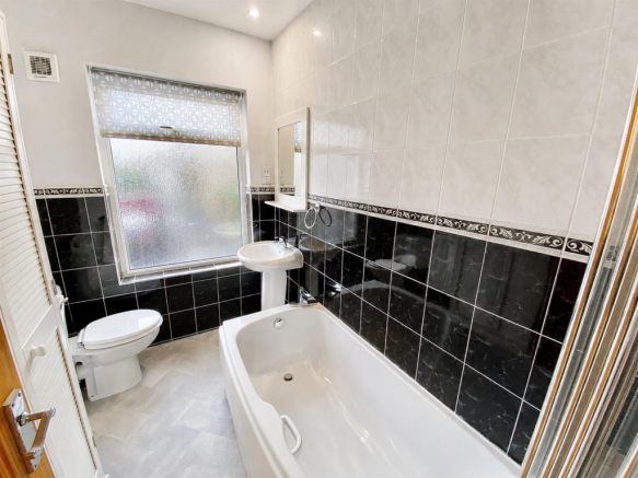 2 bed Terraced to rent Image 6