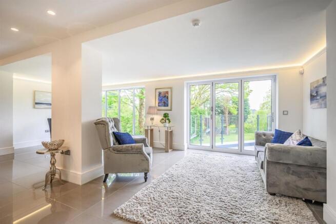 8502843-interior34.jpg