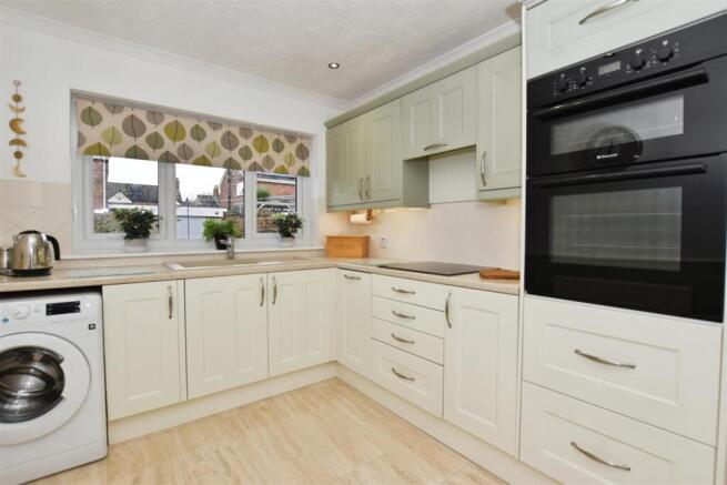 4461ee94-kitchen 20close.JPG