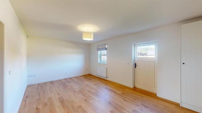 4 bed Semi-Detached to rent Image 4