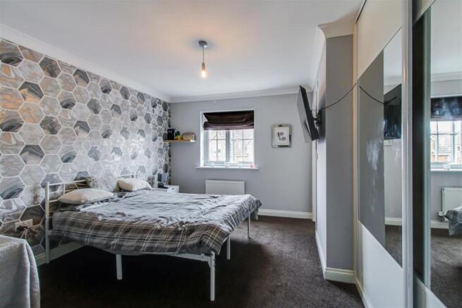 4 bed House for sale Image 8