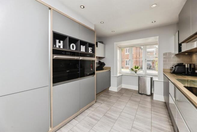 3 bed Semi-Detached for sale Image 3