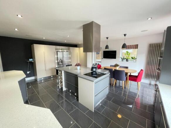 KITCHEN/BREAKFAST ROOM