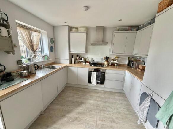 4 bed Semi-Detached for sale Image 5