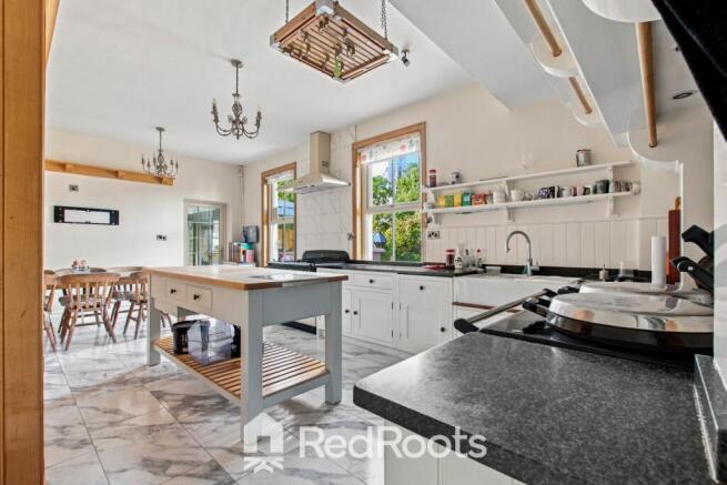 6 bed Semi-Detached for sale Image 11