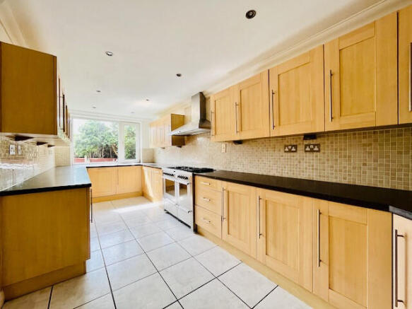 4 bed Detached to rent Image 10