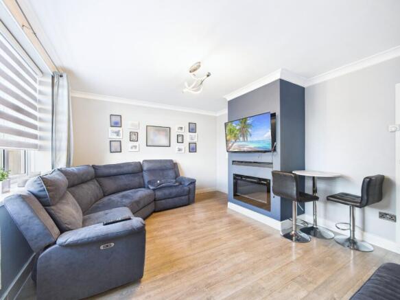 Broxburn Drive, South Ockendon, Essex, RM15 photo 3
