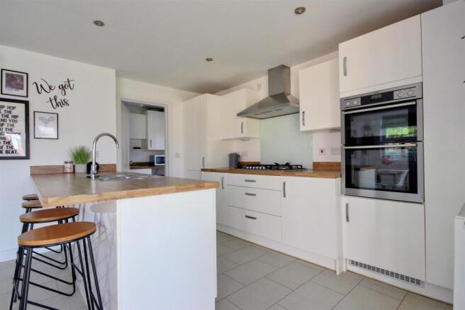 5 bed Detached for sale Image 8
