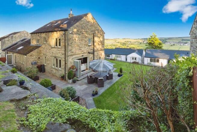 5 bed Detached for sale Image 8