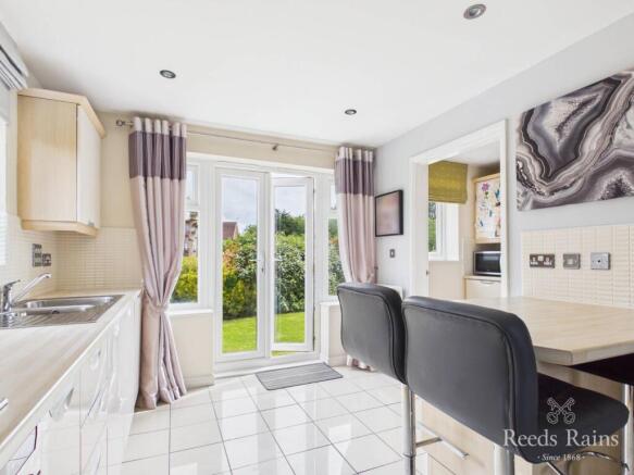 4 bed Detached for sale Image 11