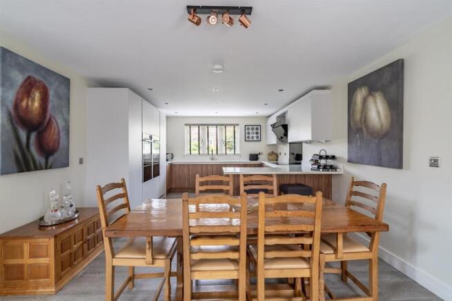 5 bed Detached for sale Image 11