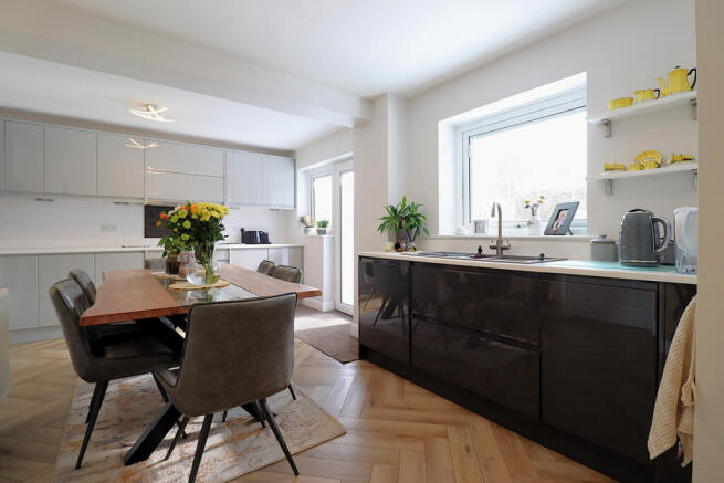 4 bed Detached for sale Image 8
