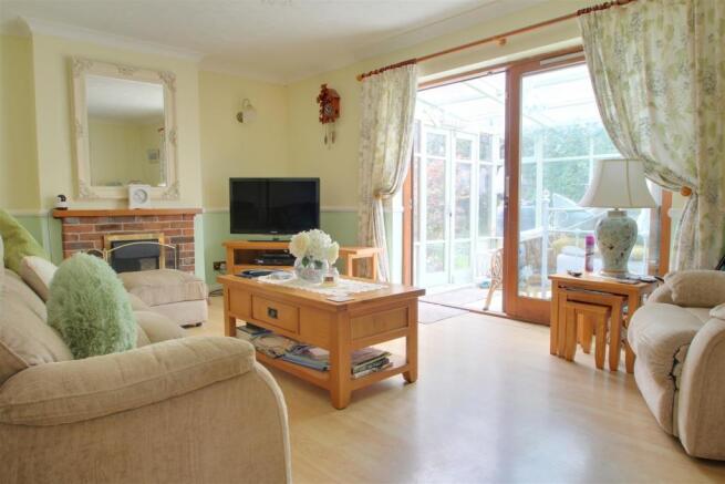 LOUNGE/DINING ROOM: