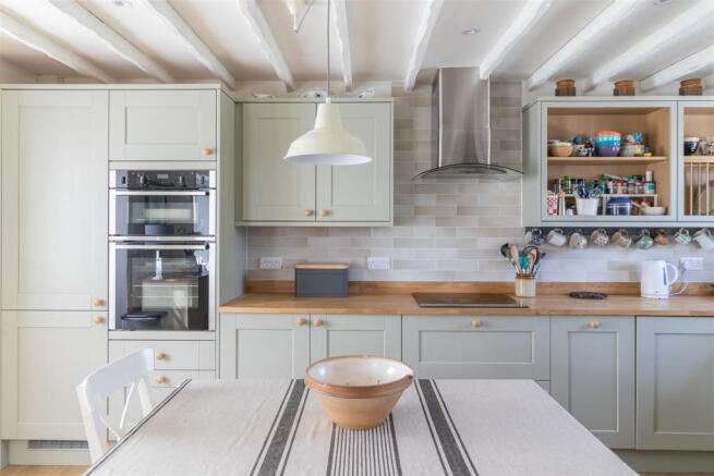 KITCHEN/DINING AREA