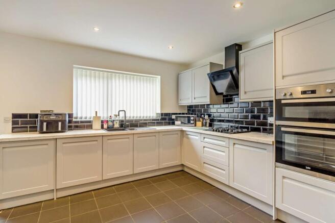 4 bed Semi-Detached for sale Image 7
