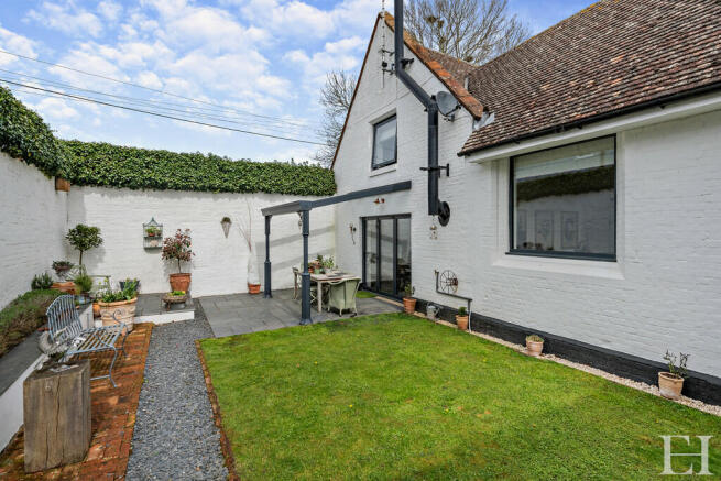 8590702-exteriorw...