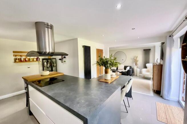 4 bed Detached for sale Image 11