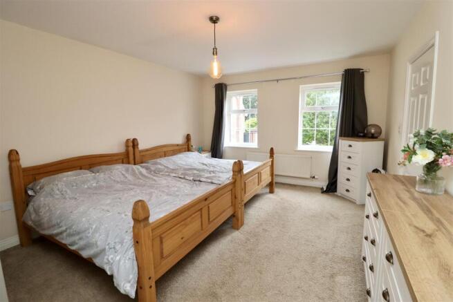 4 bed Detached for sale Image 8