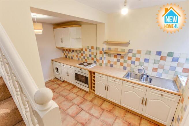 KITCHEN / BREAKFAST ROOM: