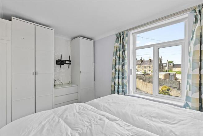 3 bed Terraced for sale Image 11