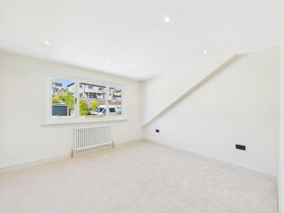 4 bed House to rent Image 10