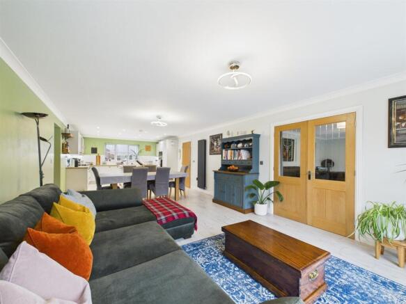 4 bed Detached for sale Image 7