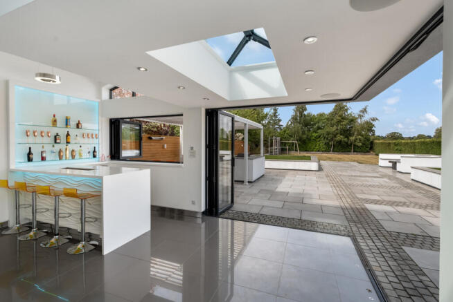 5 bed Detached for sale Image 11