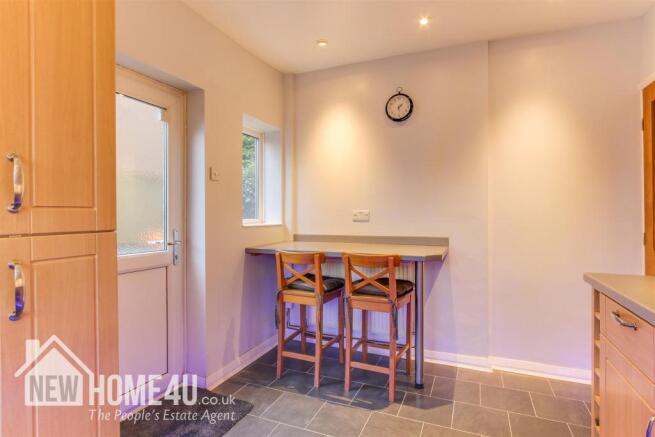 KITCHEN / BREAKFAST ROOM: