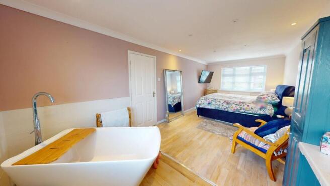 4 bed Detached for sale Image 11