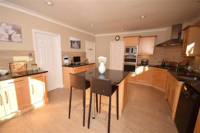 KITCHEN/BREAKFAST RO