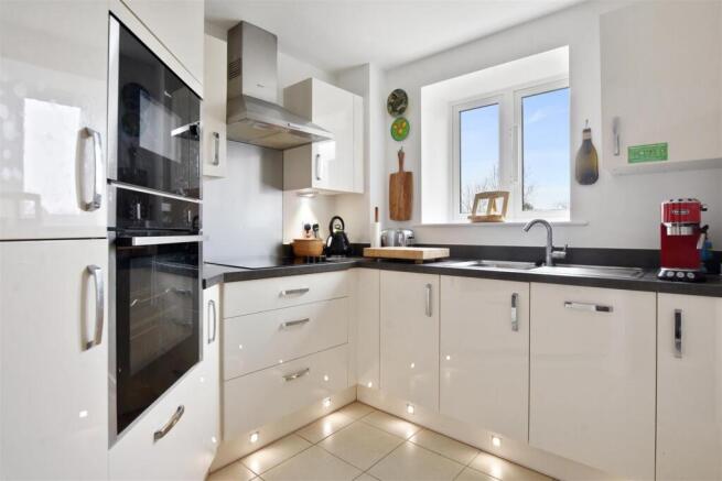 10-8d6cGCMCS - 22 Mountbatten House - Kitchen -Ori