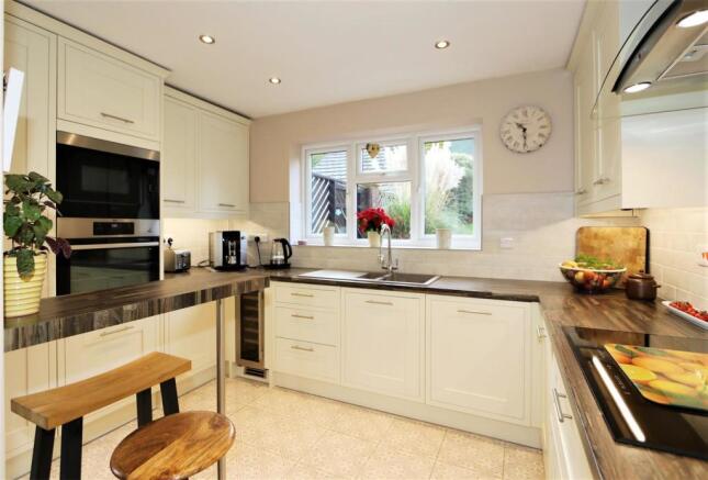 MODERN FITTED KITCHEN